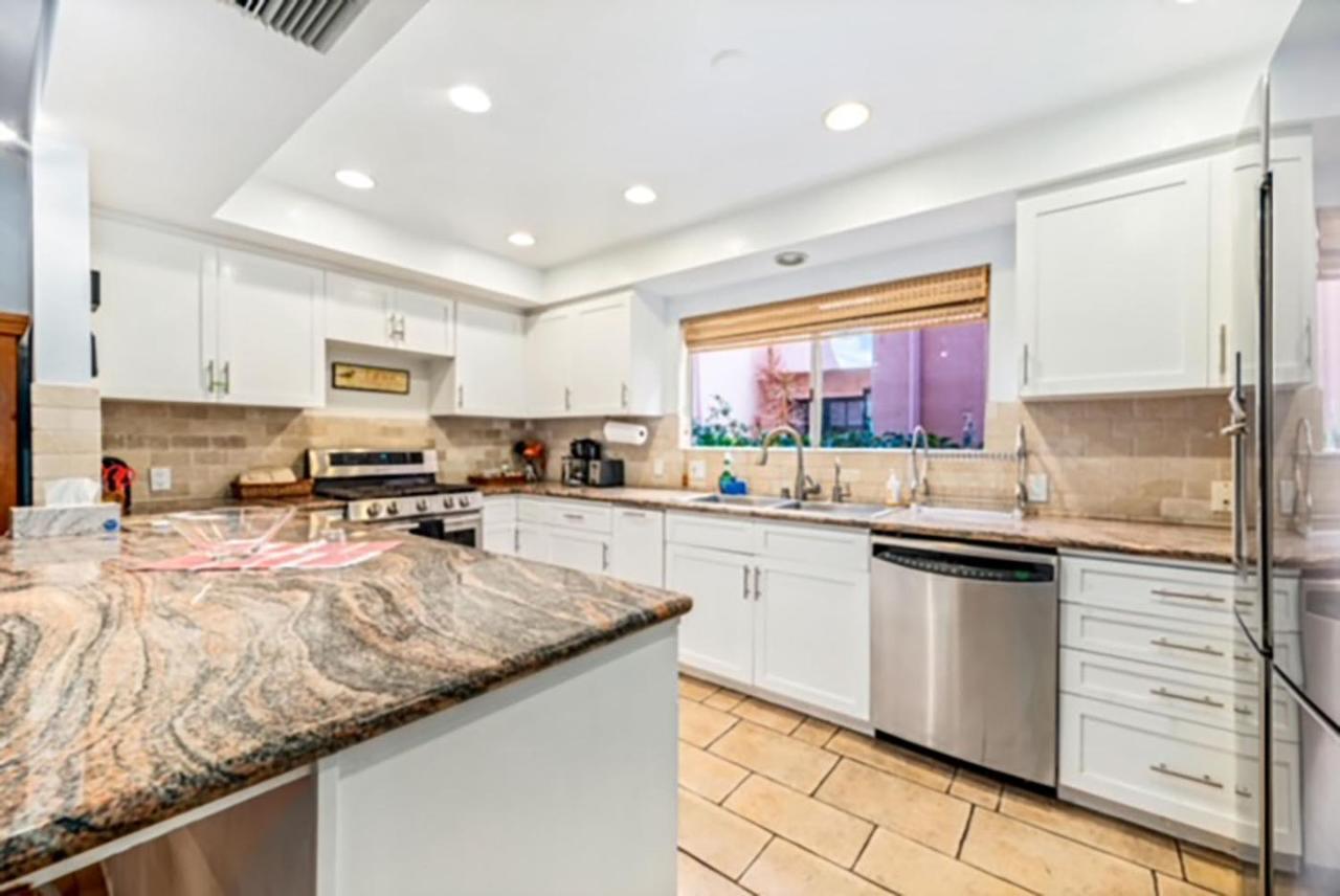 Villa 3 Bedrooms On Venice Canal. Los Angeles