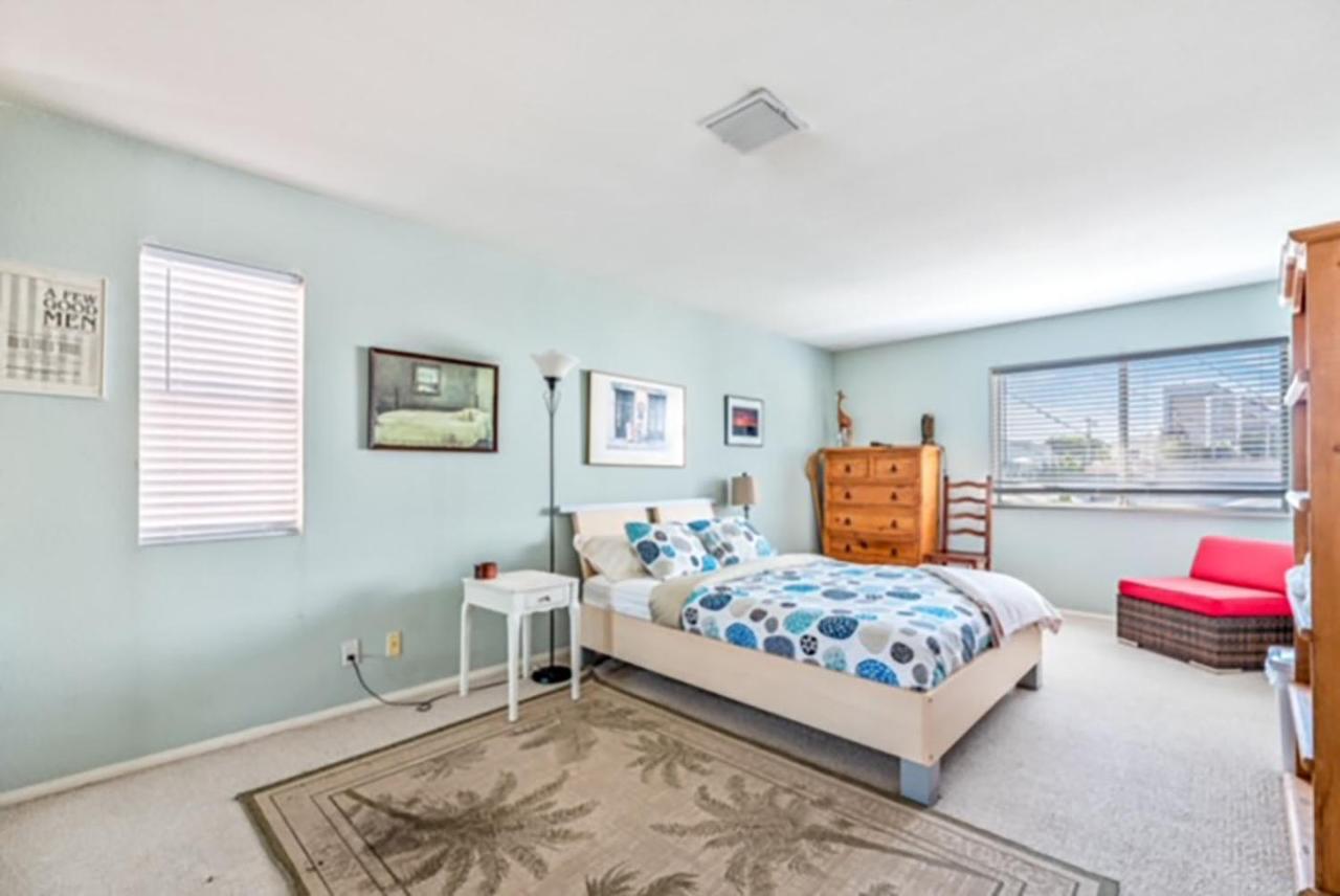 Villa 3 Bedrooms On Venice Canal.